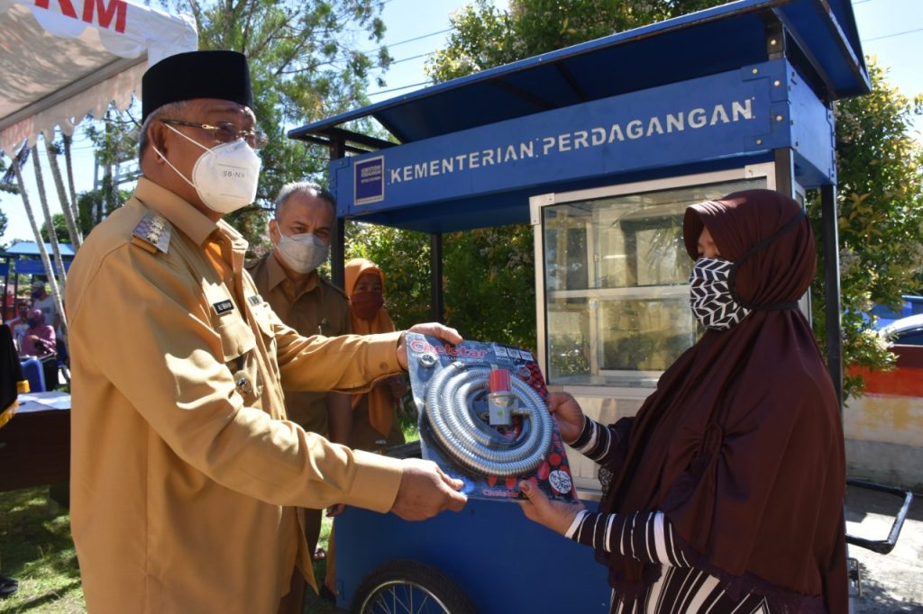 Bantuan Gerobak Untuk Pedagang Kaki Lima - Pemerintah Kota Tidore Kepulauan