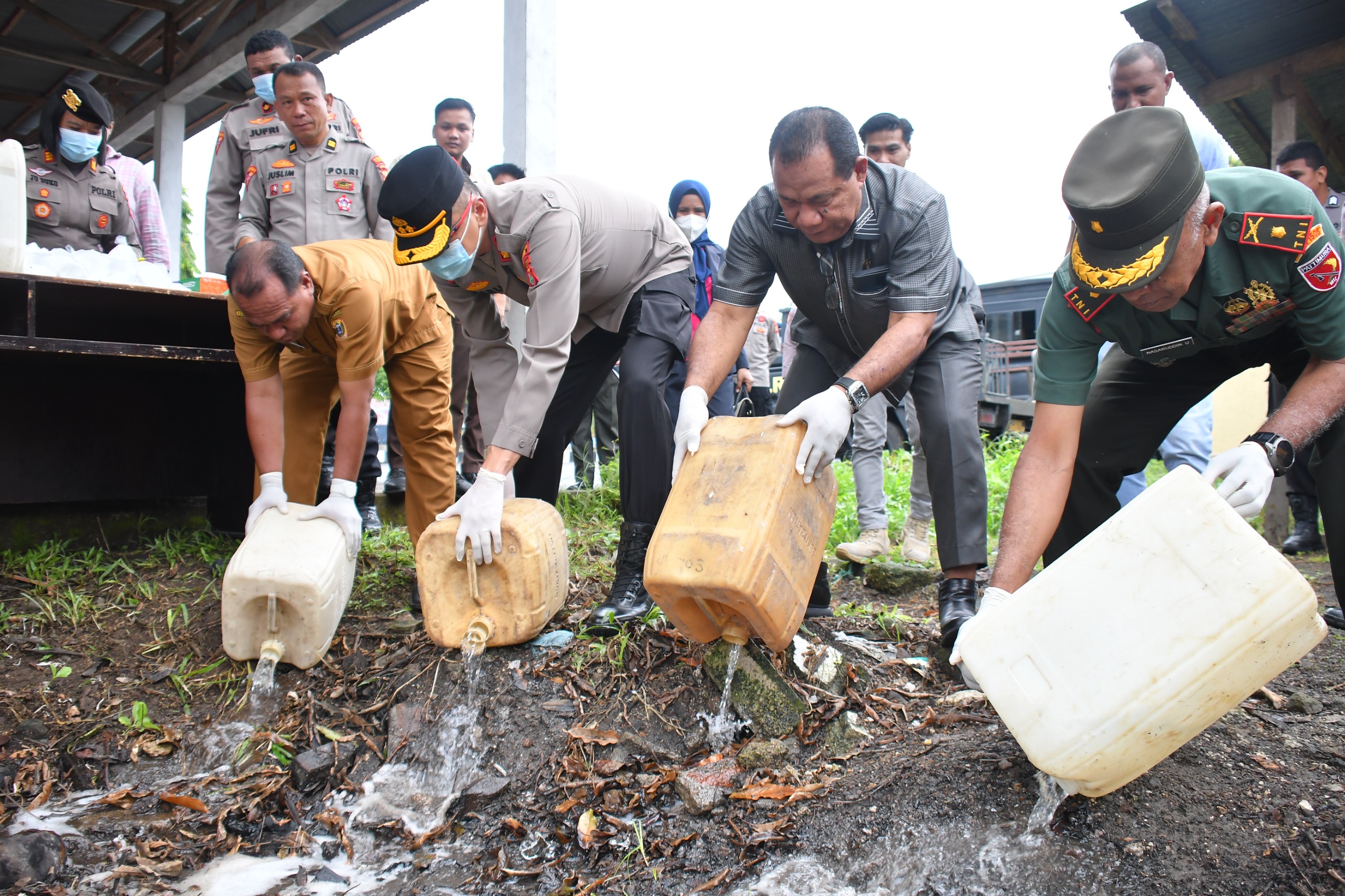 pemusnahan barang bukti minuman keras (Miras)