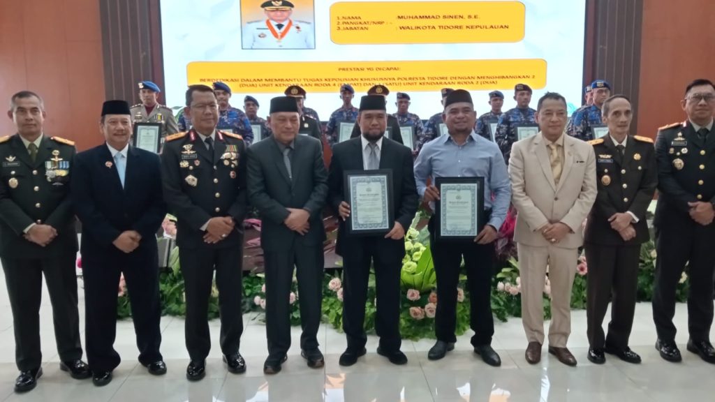 Wali Kota Tidore Kepulauan Muhammad Sinen kembali mendapat penghargaan dari Polda Maluku Utara