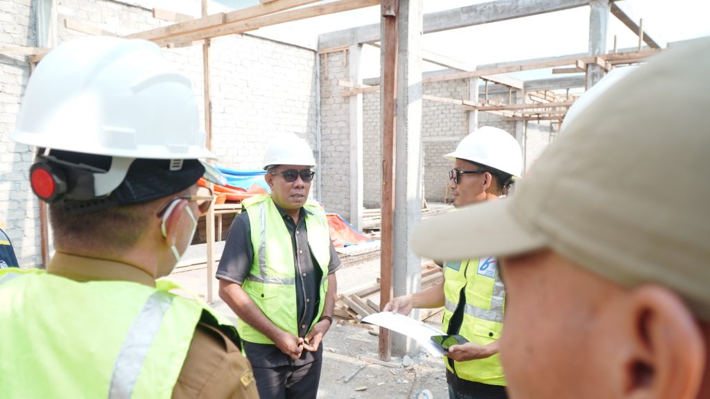 Wakil Wali Kota Tidore Kepulauan Ahmad Laiman saat meninjau langsung progres pelaksanaan pembangunan di RSD Tidore
