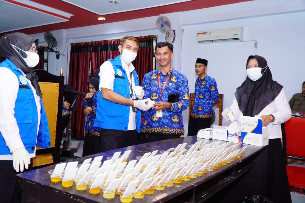Pemerintah Daerah melaksanakan Tes urine yang dilaksanakan langsung oleh BNN Kota Tidore