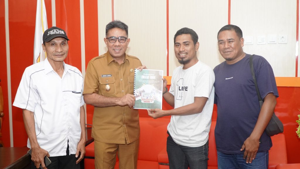 Komunitas Wartawan Kota (Kwatak) Tidore Kepulauan resmi menyerahkan rekomendasi hasil dialog Kwatak Bacarita
