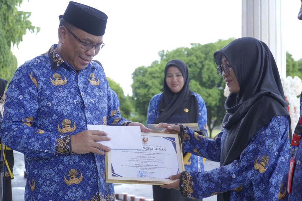 Pemerintah Kota Tidore Kepulauan memberikan penghargaan kepada pemenang lomba inovasi daerah
