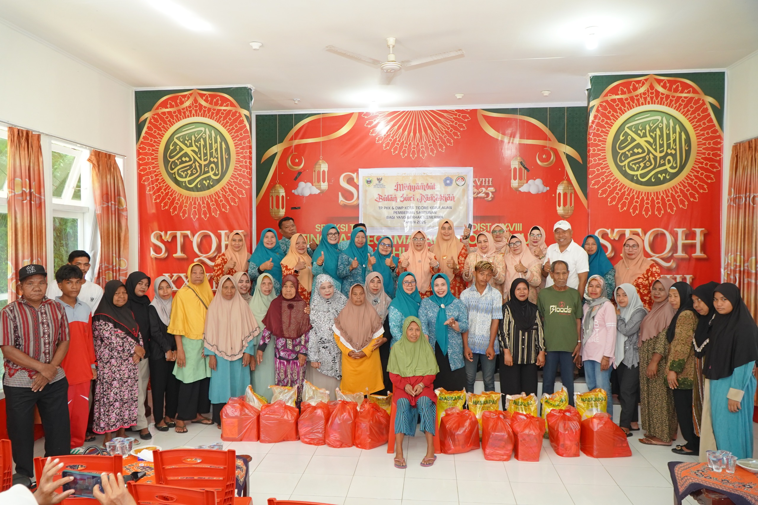 Tim Penggerak PKK dan Dharma Wanita Persatuan (DWP) bekerja sama dengan Baznas Kota Tidore Kepulauan memberikan santunan kepada masyarakat