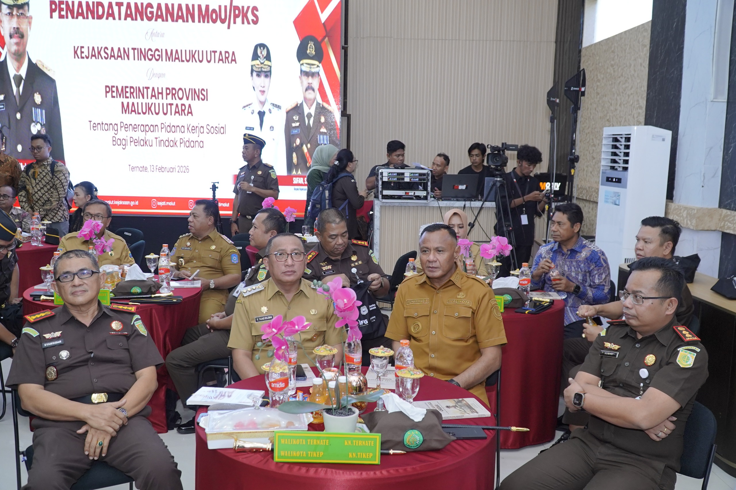 Penandatangan MoU bersama Kepala Kejaksaan Tinggi Malut dengan Gubernu