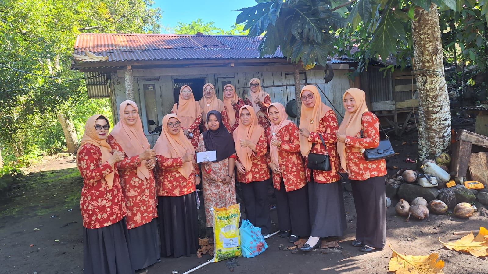 Dharma Wanita Persatuan (DWP) Kota Tidore kepulauan menyalurkan bantuan kepada masyarakat